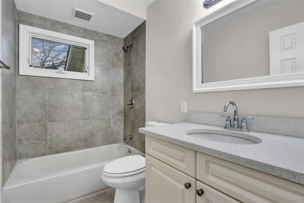13 of 19 - 21 Chimney Lane, Bay Shore, NY