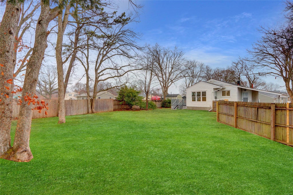 16 of 19 - 21 Chimney Lane, Bay Shore, NY