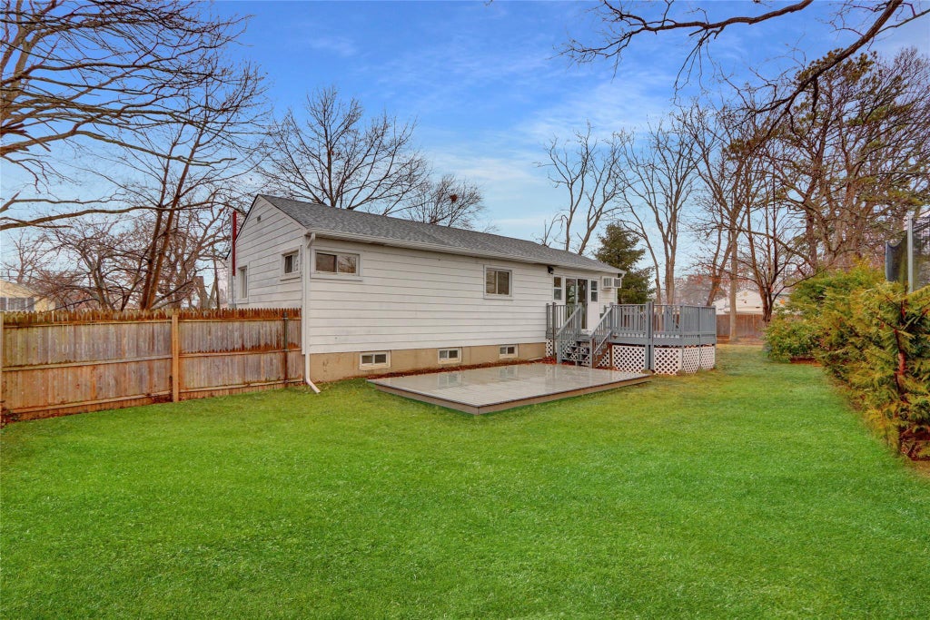17 of 19 - 21 Chimney Lane, Bay Shore, NY