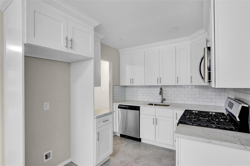 5 of 19 - 21 Chimney Lane, Bay Shore, NY