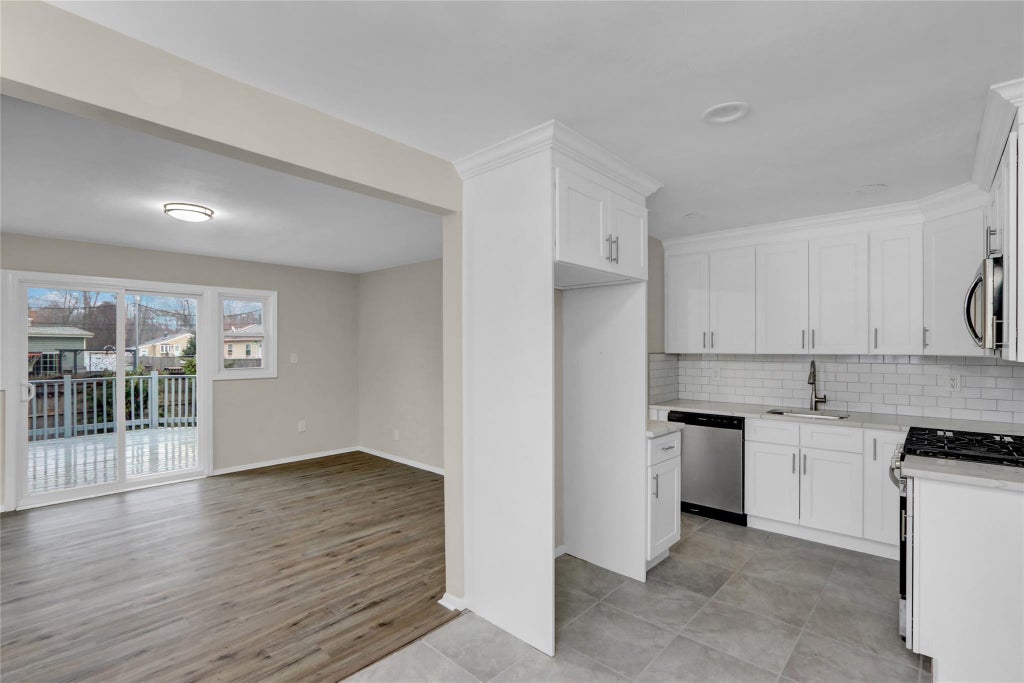 6 of 19 - 21 Chimney Lane, Bay Shore, NY