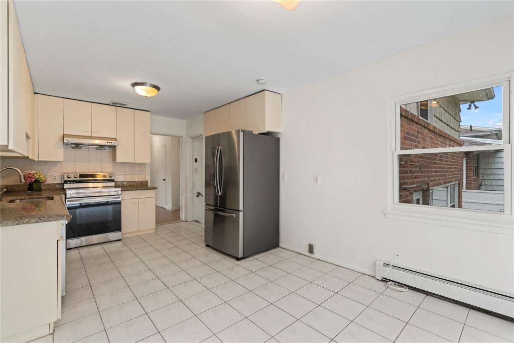 9 of 33 - 83 Stratford, Roslyn Heights, NY