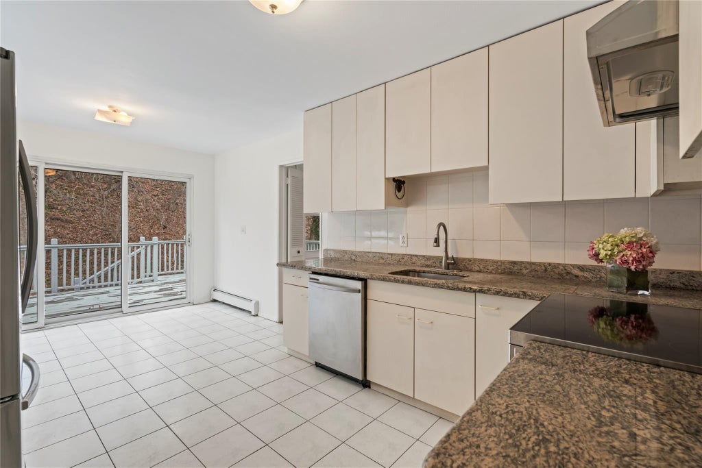 10 of 33 - 83 Stratford, Roslyn Heights, NY