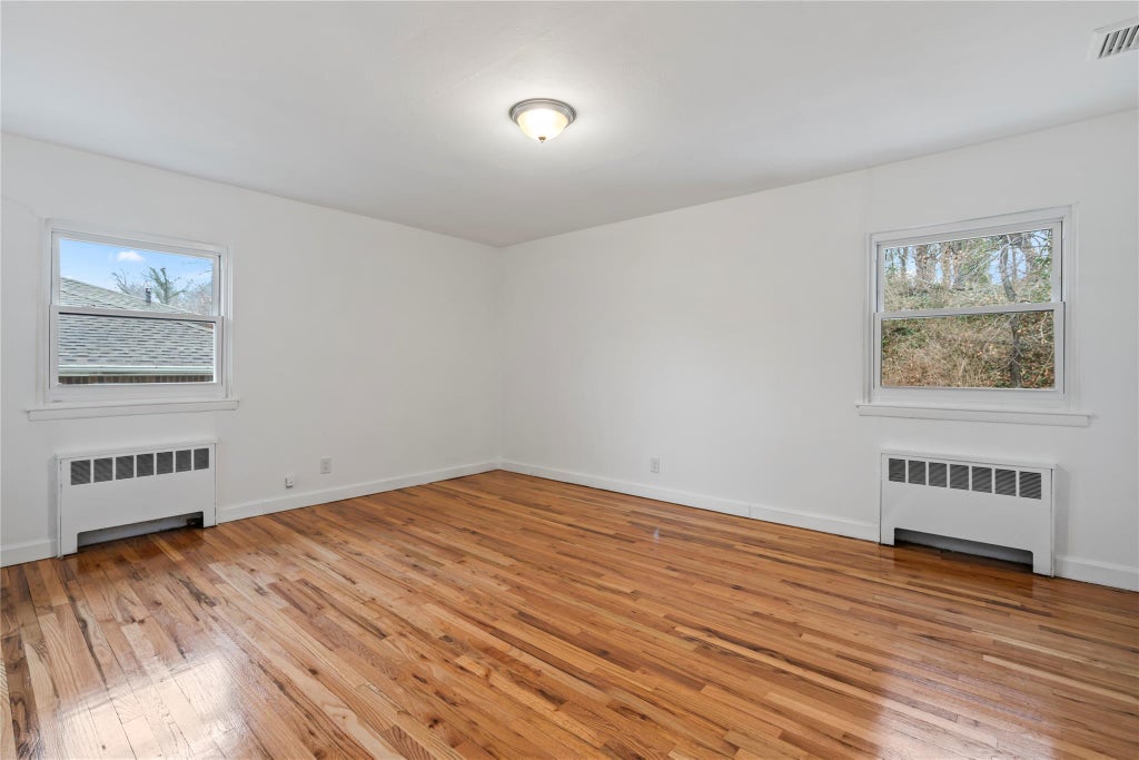 13 of 33 - 83 Stratford, Roslyn Heights, NY