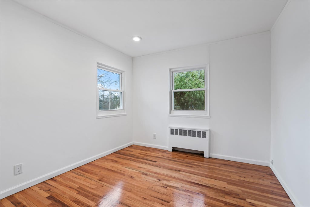 15 of 33 - 83 Stratford, Roslyn Heights, NY