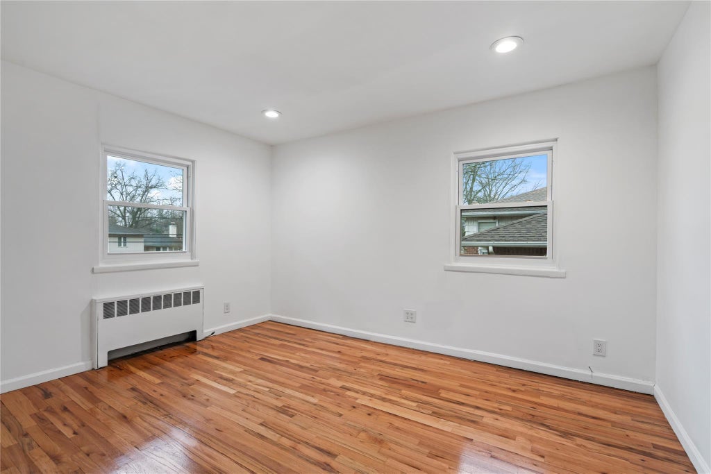 16 of 33 - 83 Stratford, Roslyn Heights, NY