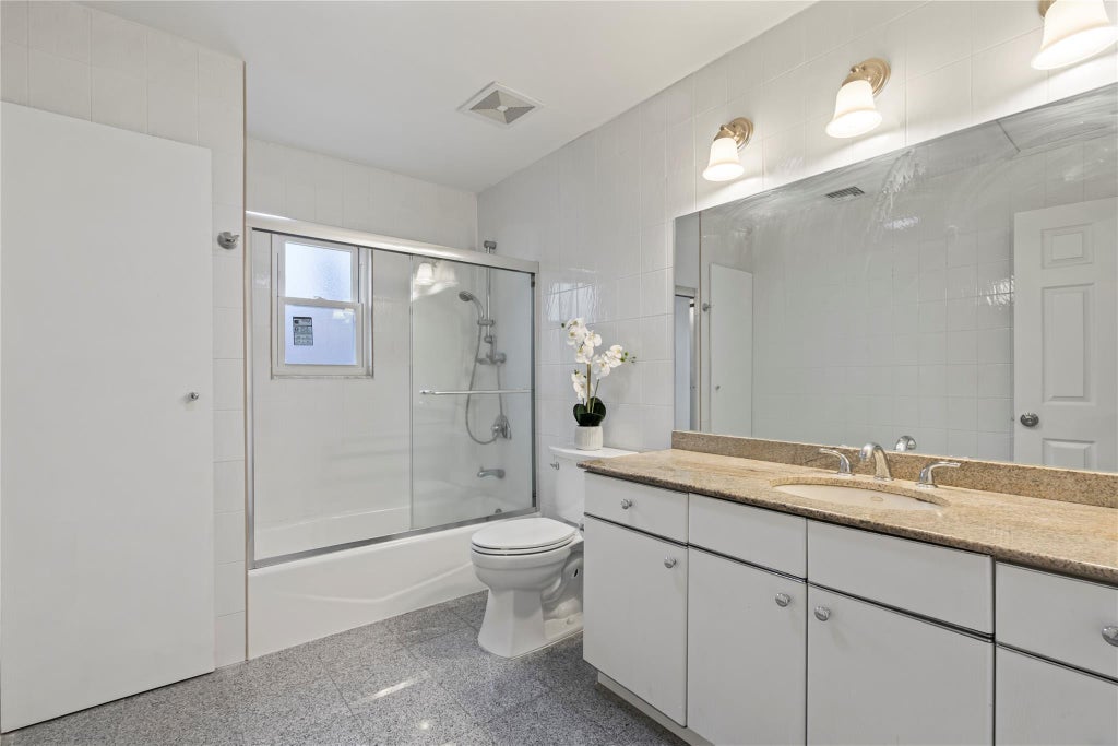 17 of 33 - 83 Stratford, Roslyn Heights, NY