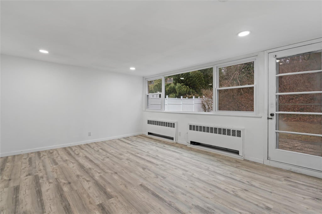 18 of 33 - 83 Stratford, Roslyn Heights, NY