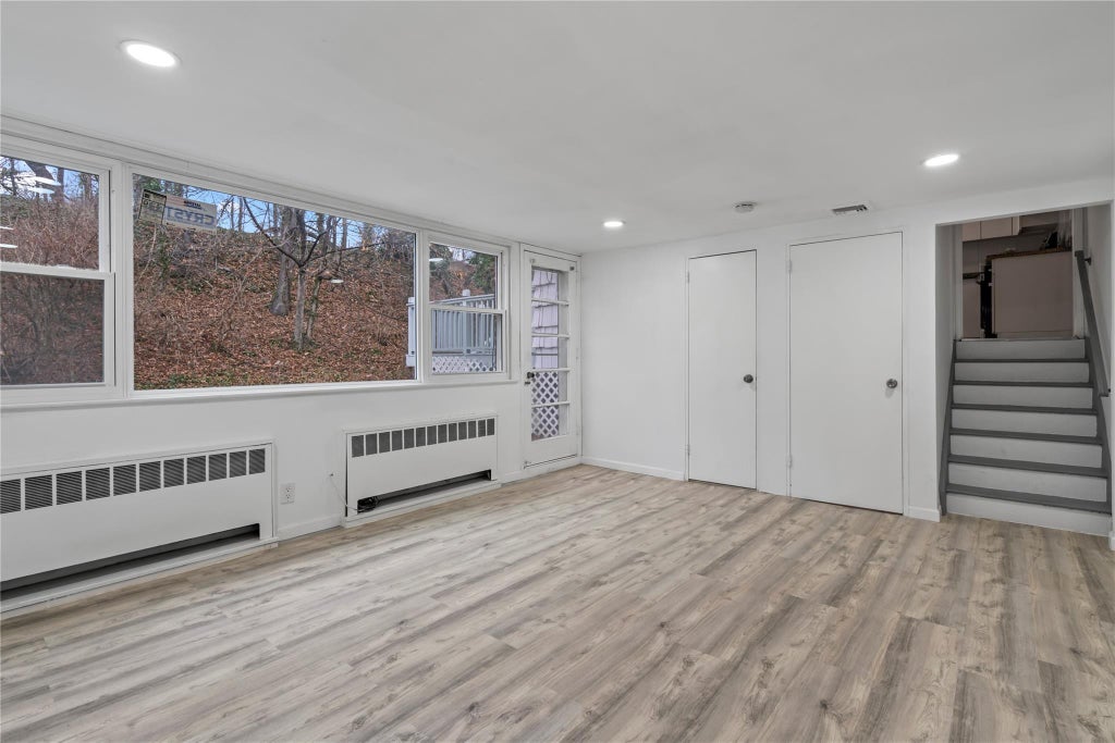 19 of 33 - 83 Stratford, Roslyn Heights, NY