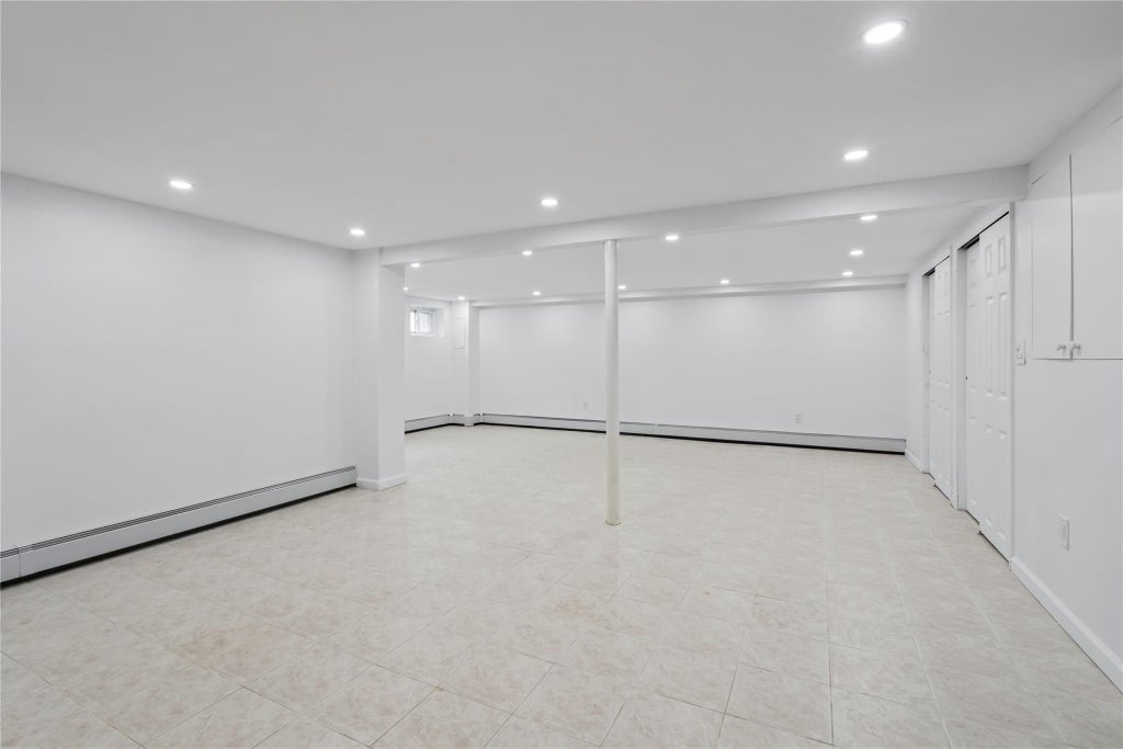 21 of 33 - 83 Stratford, Roslyn Heights, NY