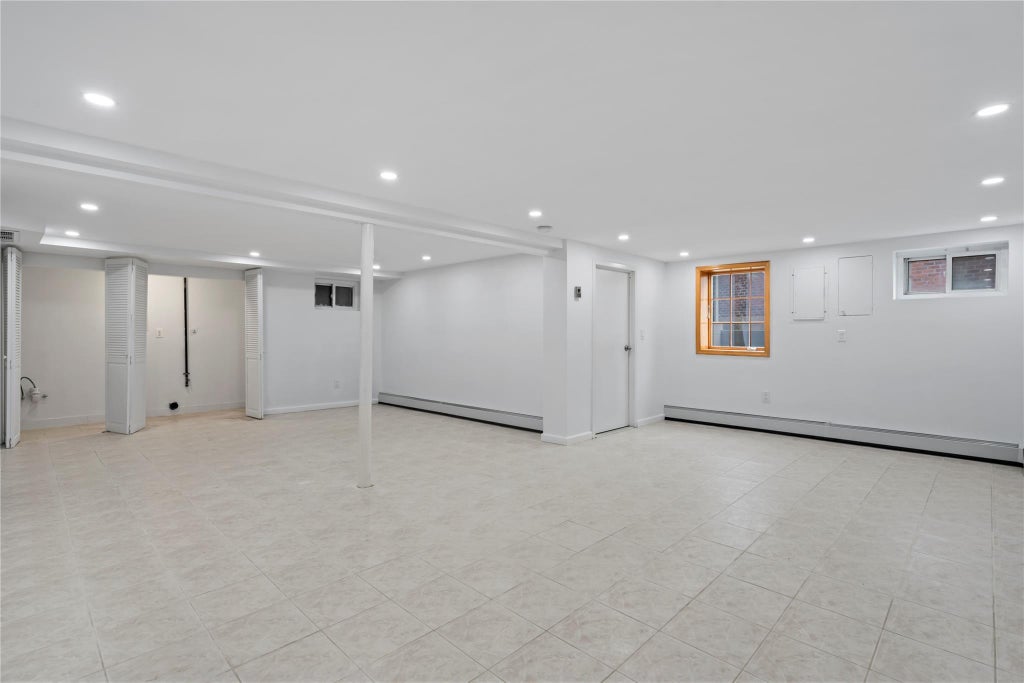 22 of 33 - 83 Stratford, Roslyn Heights, NY