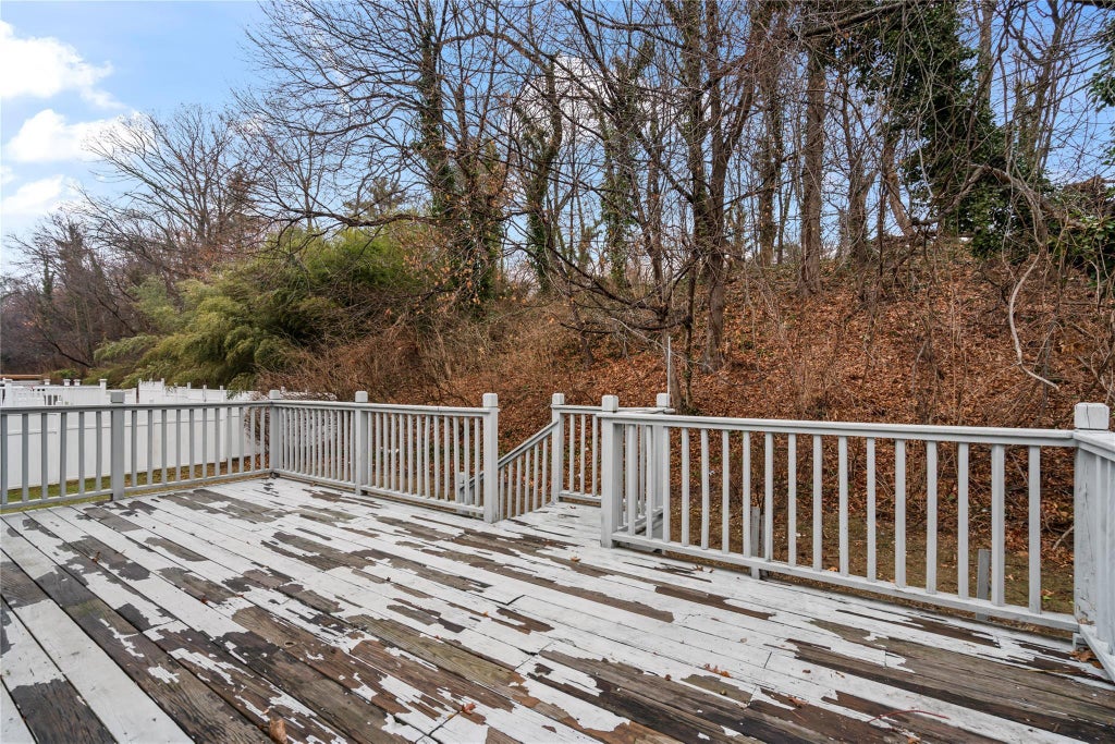 25 of 33 - 83 Stratford, Roslyn Heights, NY