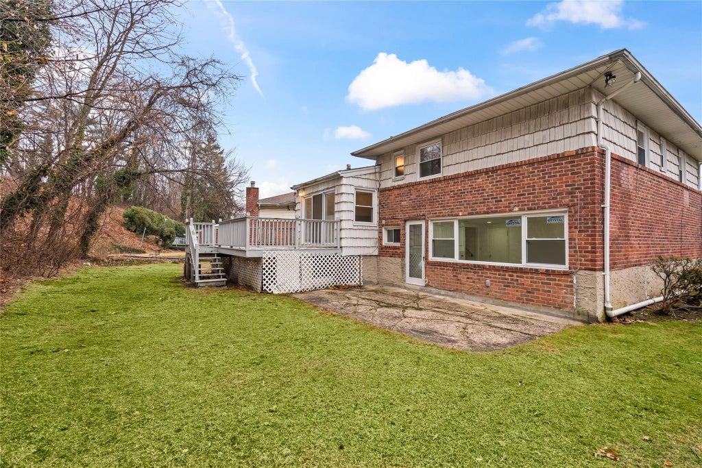 26 of 33 - 83 Stratford, Roslyn Heights, NY