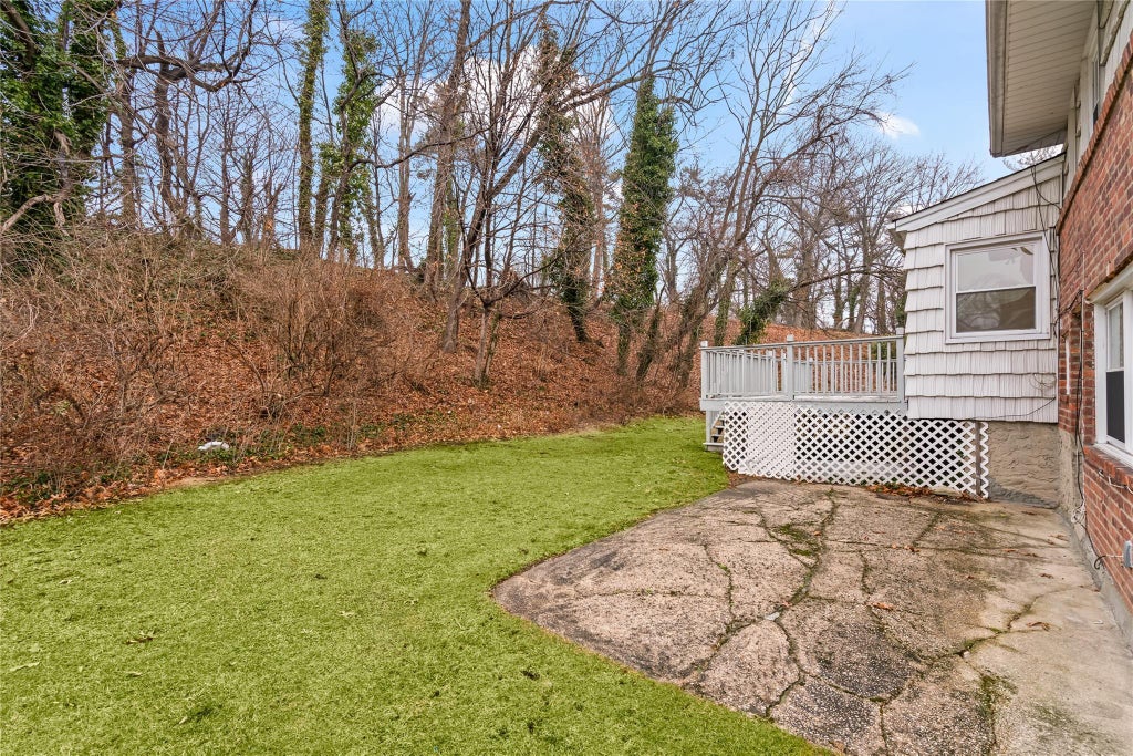 27 of 33 - 83 Stratford, Roslyn Heights, NY