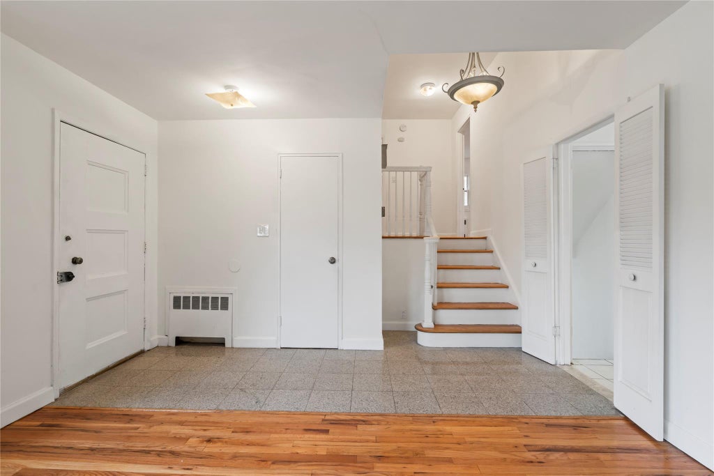 3 of 33 - 83 Stratford, Roslyn Heights, NY