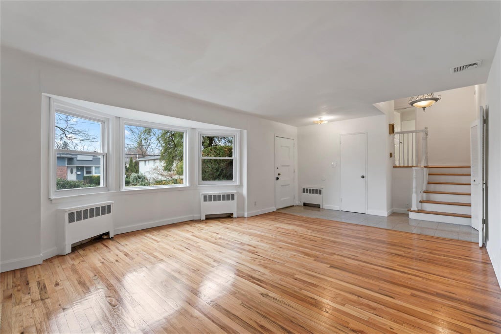 4 of 33 - 83 Stratford, Roslyn Heights, NY