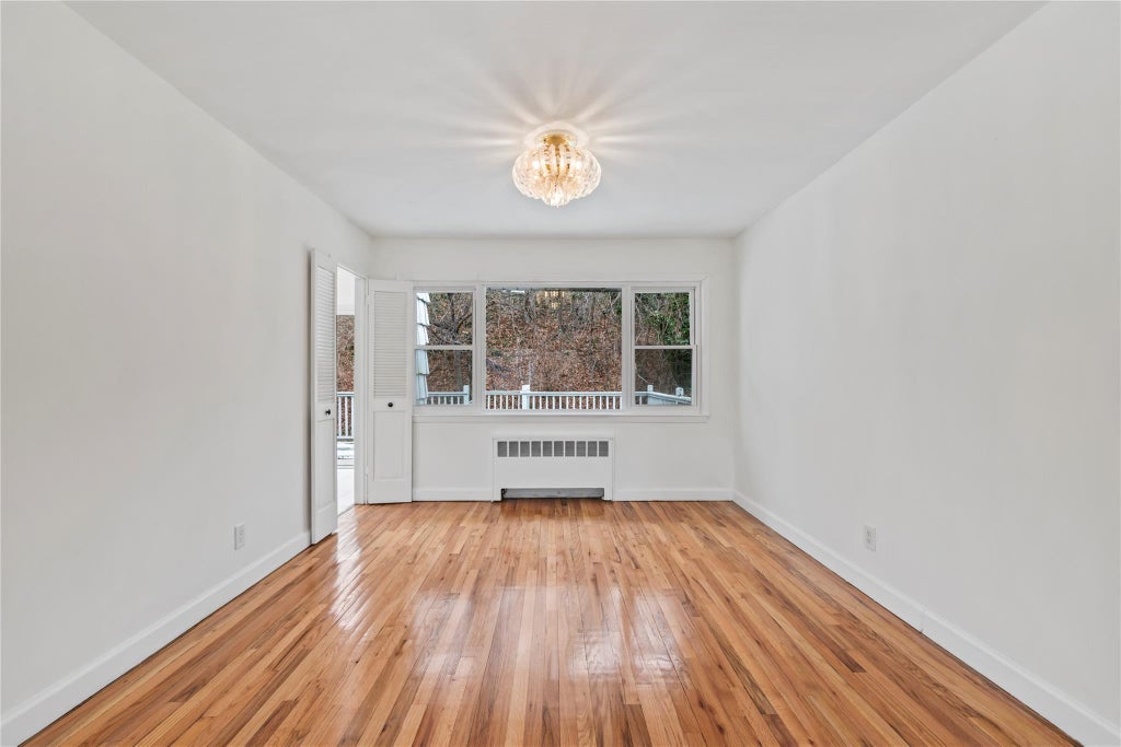 5 of 33 - 83 Stratford, Roslyn Heights, NY