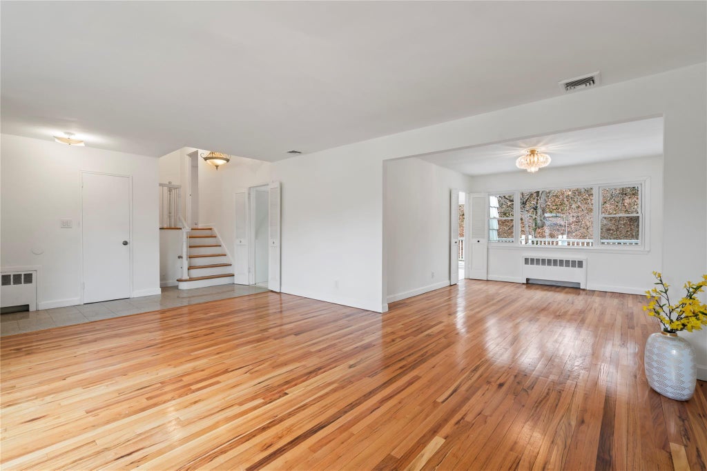 6 of 33 - 83 Stratford, Roslyn Heights, NY