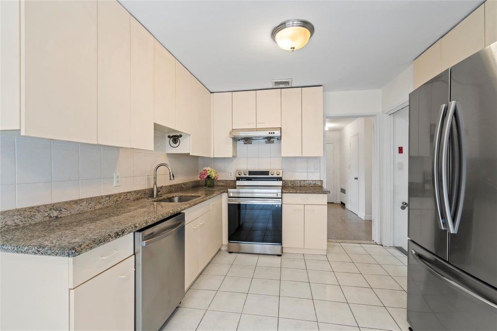 8 of 33 - 83 Stratford, Roslyn Heights, NY