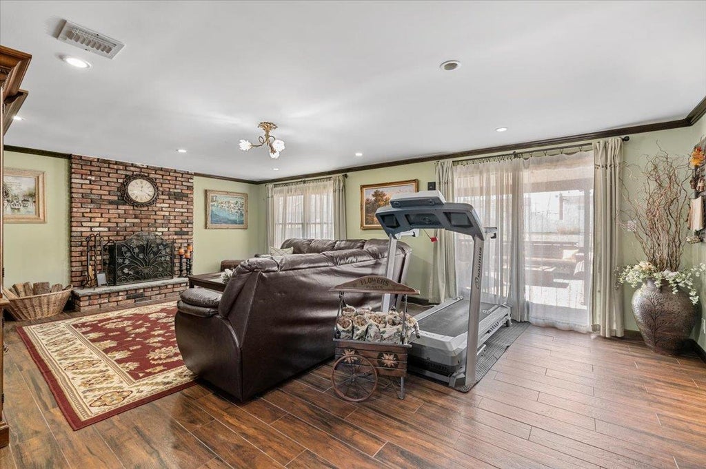 21 of 36 - 3408 Parkway Drive, Baldwin, NY