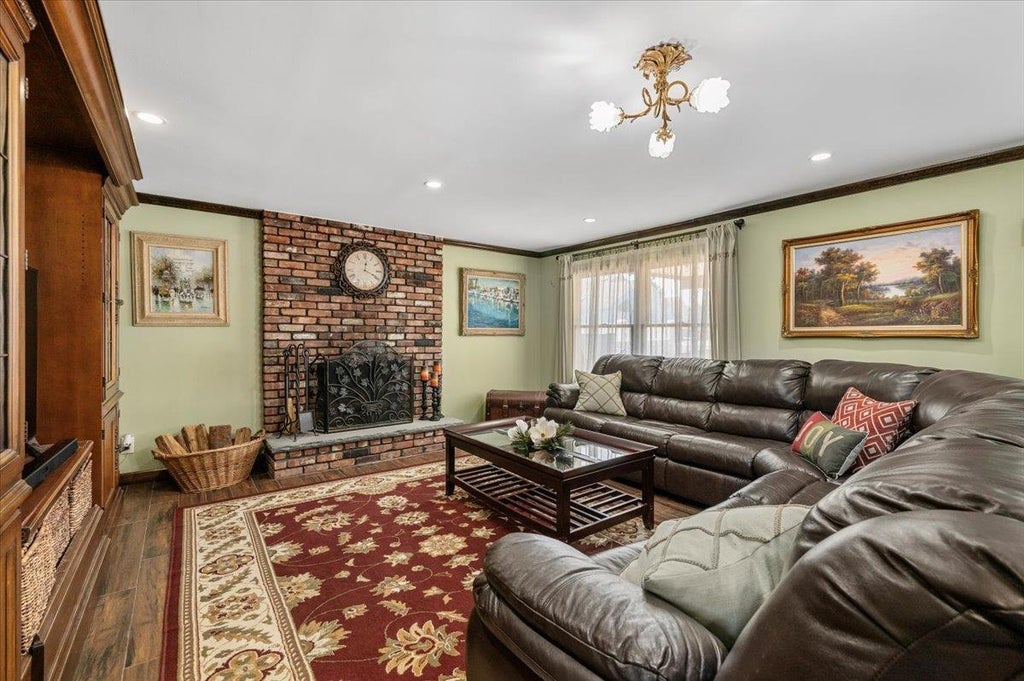22 of 36 - 3408 Parkway Drive, Baldwin, NY