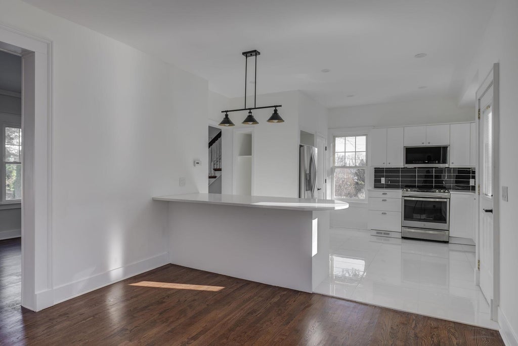 9 of 33 - 27 Locust Lane, Oyster Bay, NY