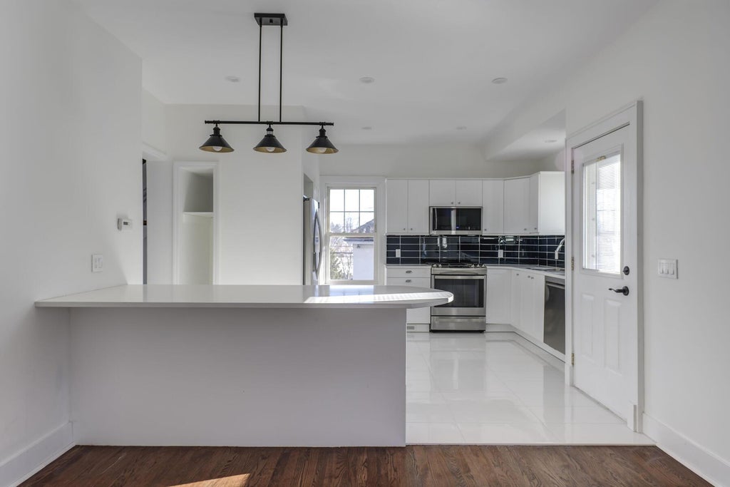 10 of 33 - 27 Locust Lane, Oyster Bay, NY