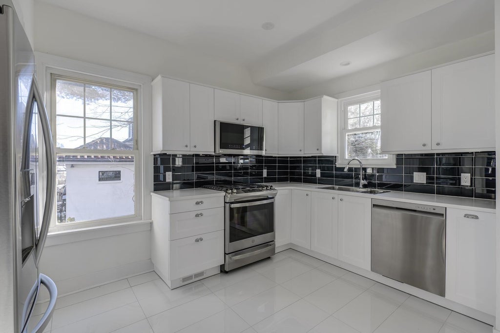 11 of 33 - 27 Locust Lane, Oyster Bay, NY
