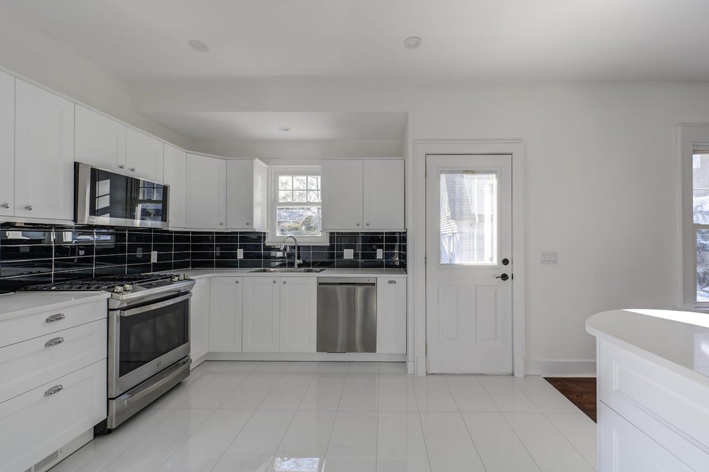 12 of 33 - 27 Locust Lane, Oyster Bay, NY
