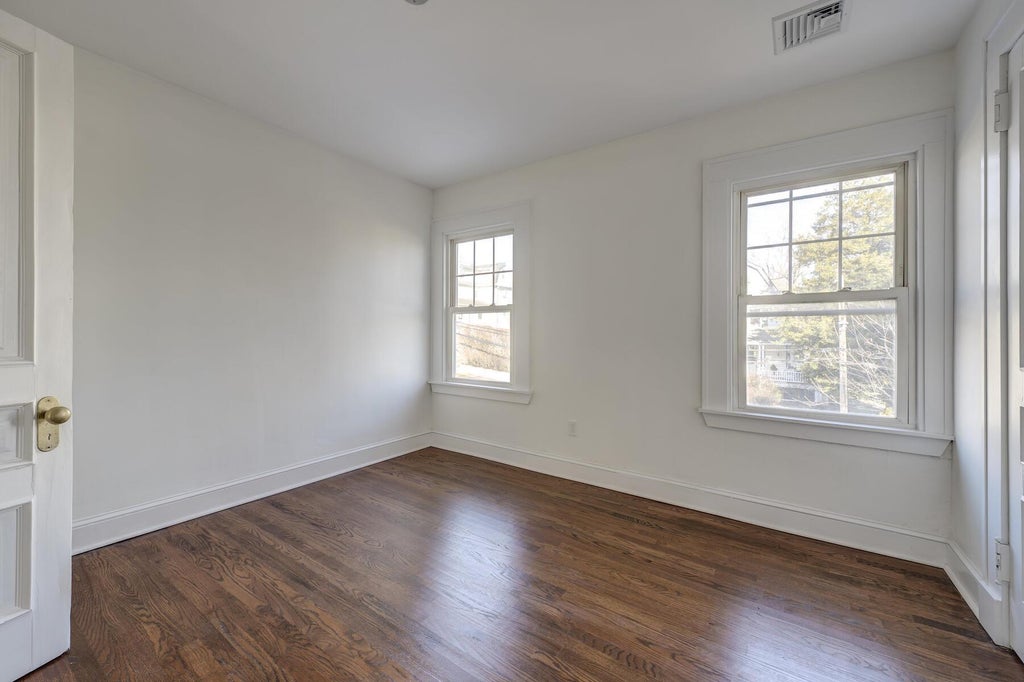 16 of 33 - 27 Locust Lane, Oyster Bay, NY