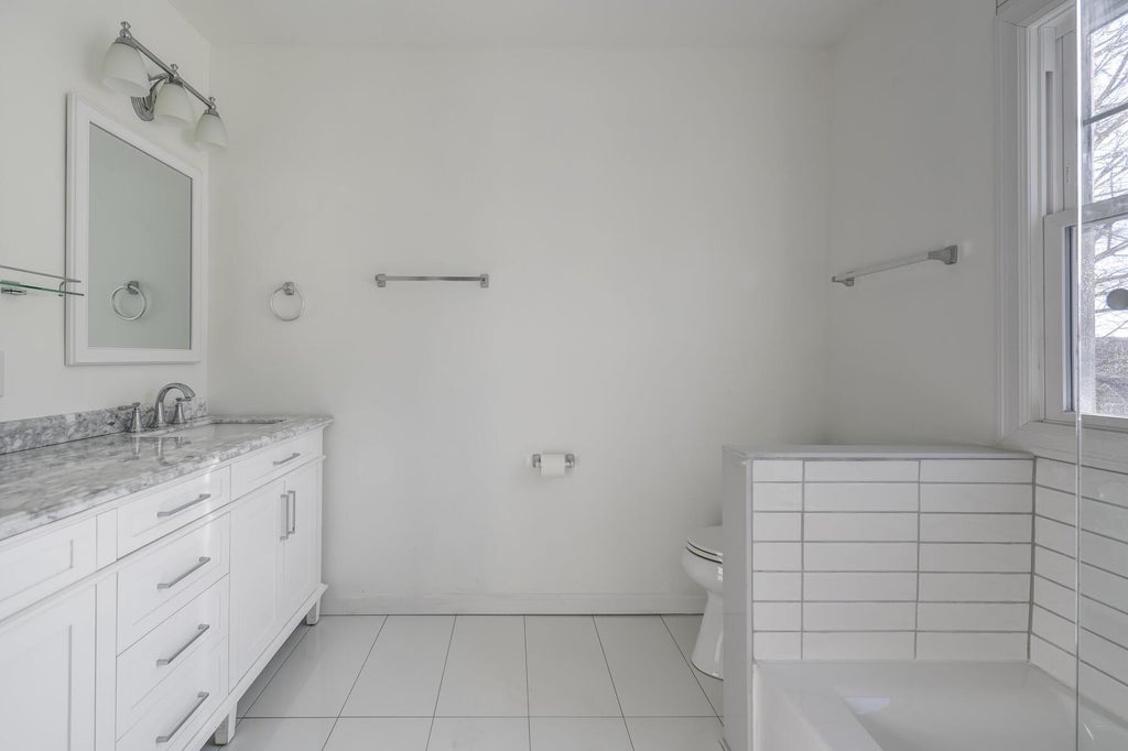 22 of 33 - 27 Locust Lane, Oyster Bay, NY