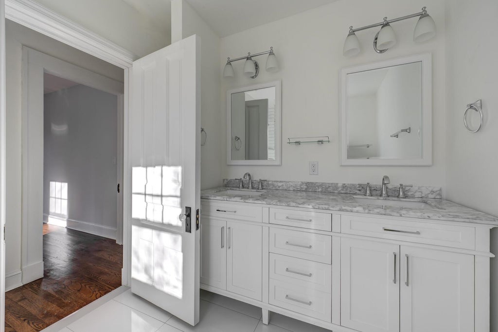 23 of 33 - 27 Locust Lane, Oyster Bay, NY