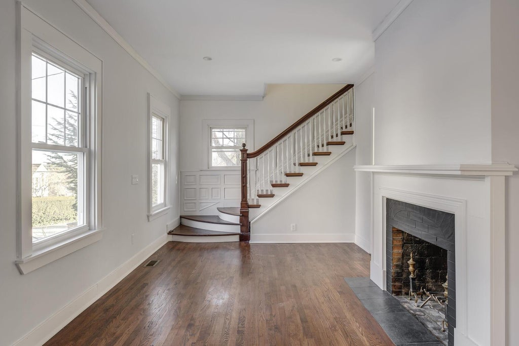 3 of 33 - 27 Locust Lane, Oyster Bay, NY