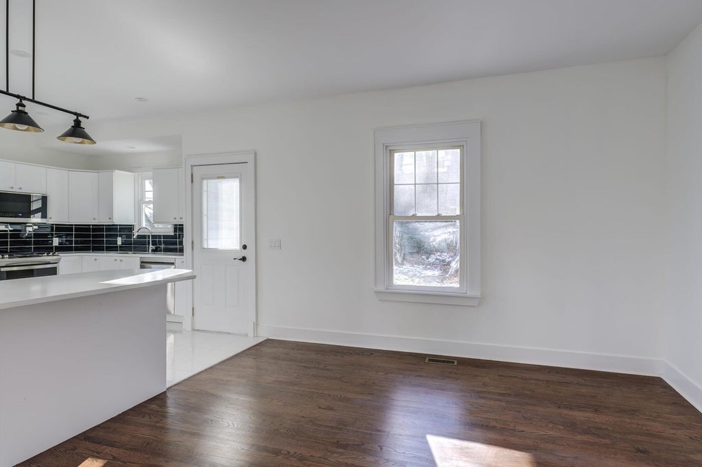 7 of 33 - 27 Locust Lane, Oyster Bay, NY