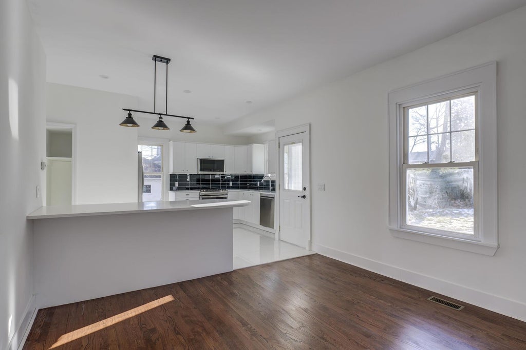 8 of 33 - 27 Locust Lane, Oyster Bay, NY