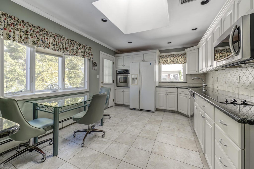 7 of 17 - 9 Shaker Ridge Lane, East Northport, NY
