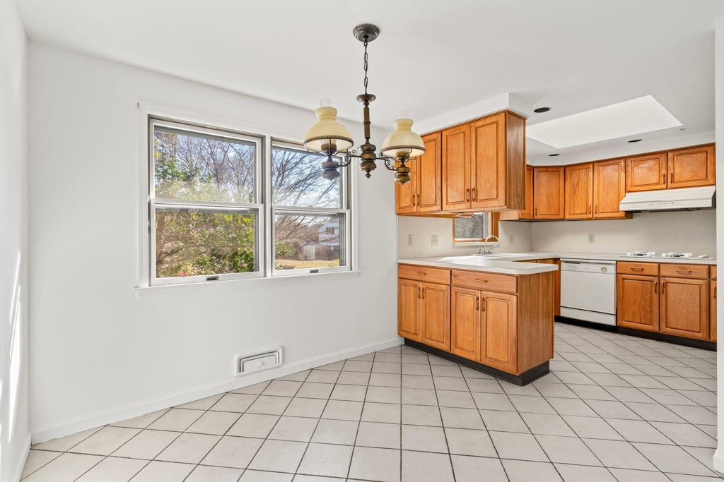 6 of 17 - 20 Nursery Road, Melville, NY