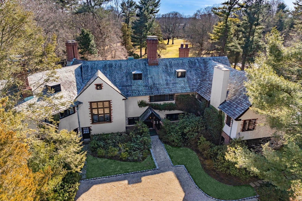 1 of 31 - 95 Piping Rock Road, Locust Valley, NY