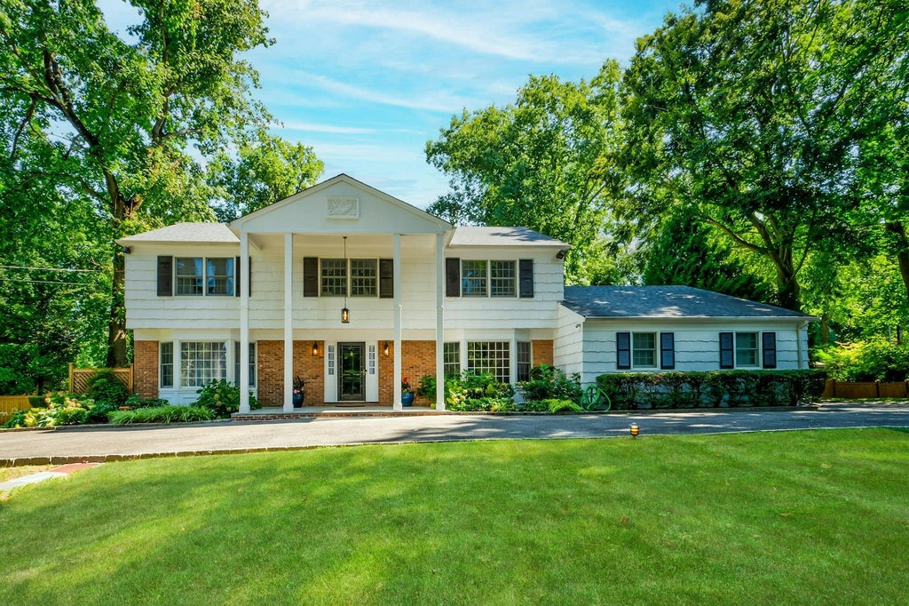 1 of 27 - 30 Cornwall Lane, Sands Point, NY