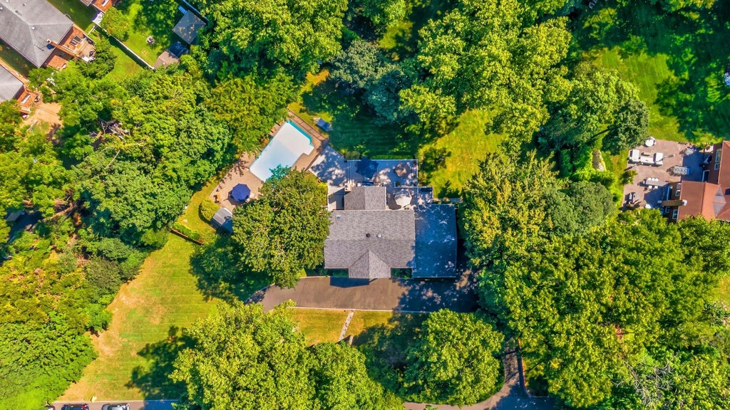 1 of 27 - 30 Cornwall Lane, Sands Point, NY