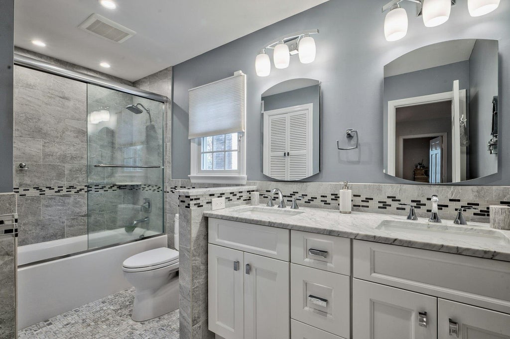 19 of 27 - 30 Cornwall Lane, Sands Point, NY