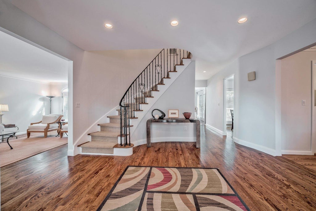 2 of 27 - 30 Cornwall Lane, Sands Point, NY