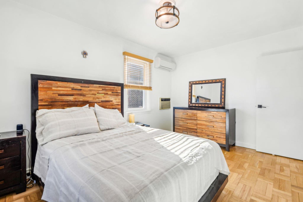 7 of 16 - 257 Claflin Boulevard, Franklin Square, NY