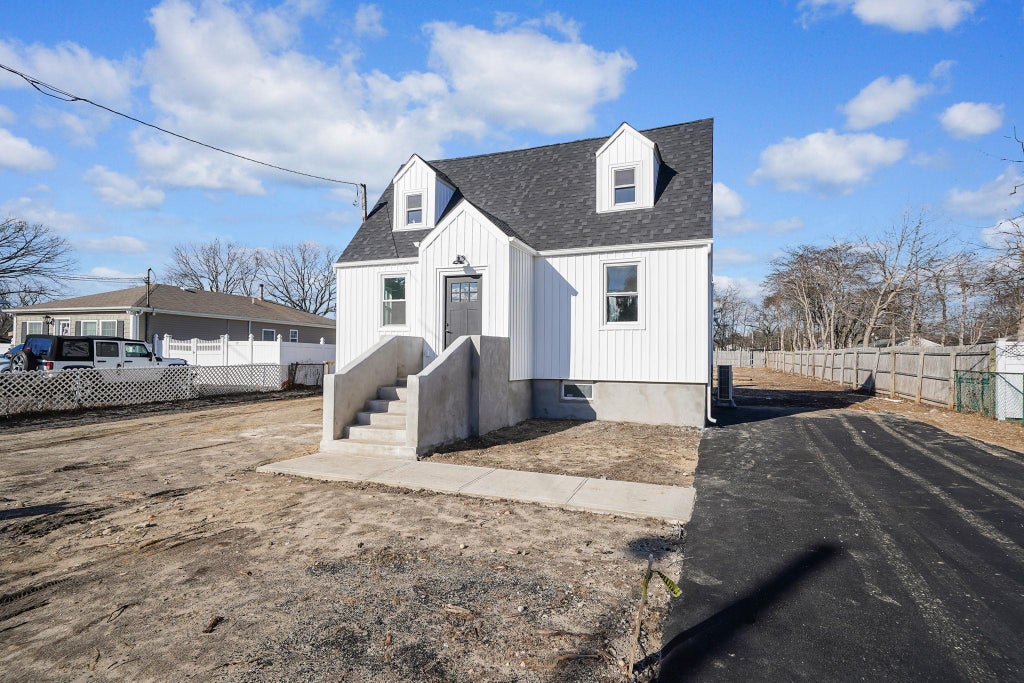 25 of 27 - 81 Frederick Avenue, Bay Shore, NY