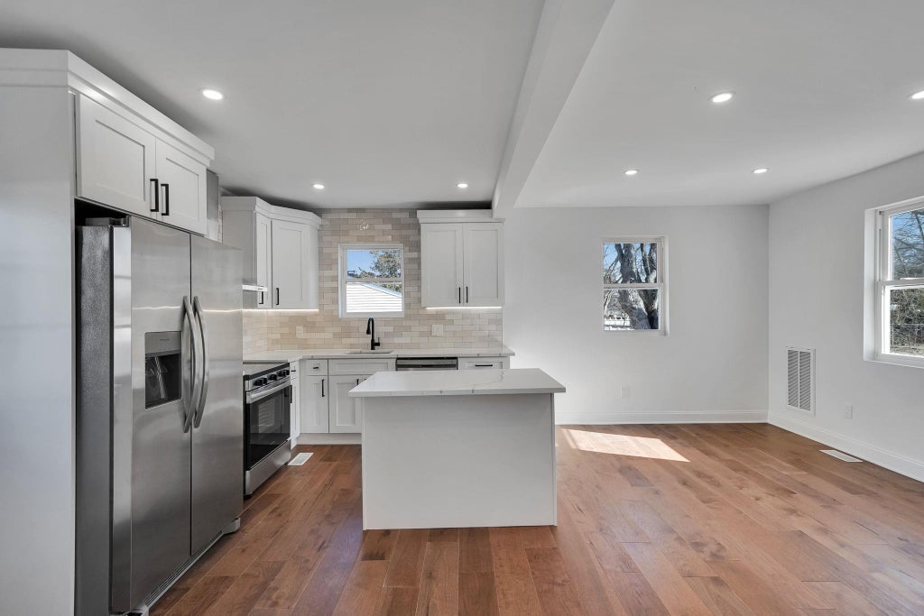 6 of 27 - 81 Frederick Avenue, Bay Shore, NY