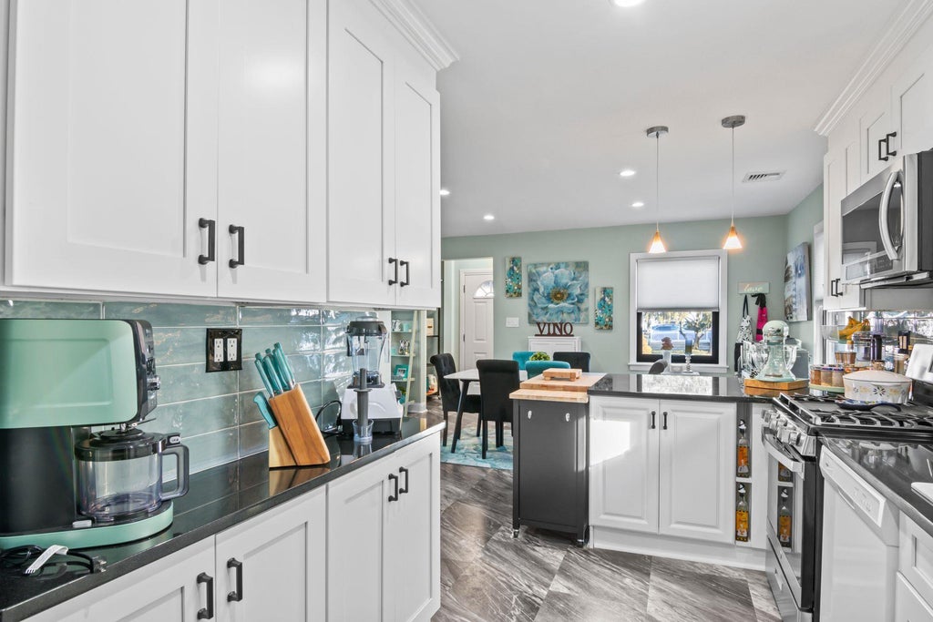 15 of 26 - 205 Goldenrod Avenue, Franklin Square, NY