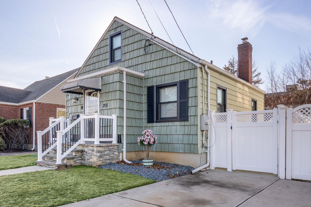 1 of 26 - 205 Goldenrod Avenue, Franklin Square, NY