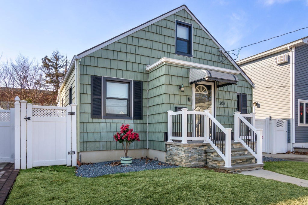 2 of 26 - 205 Goldenrod Avenue, Franklin Square, NY