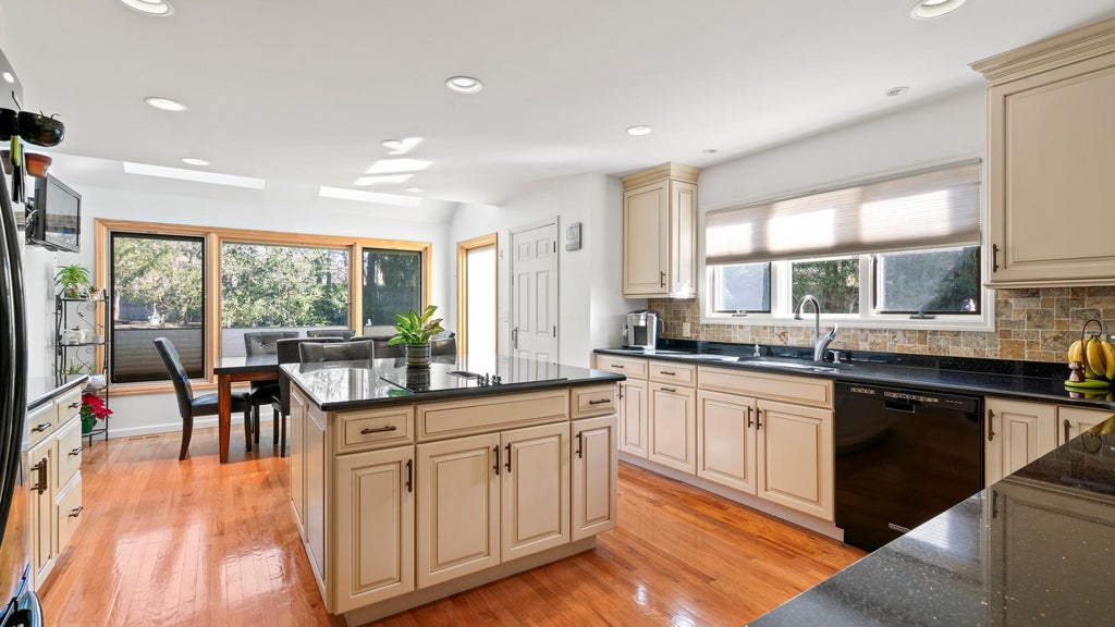 4 of 30 - 23 Store Hill Road, Old Westbury, NY