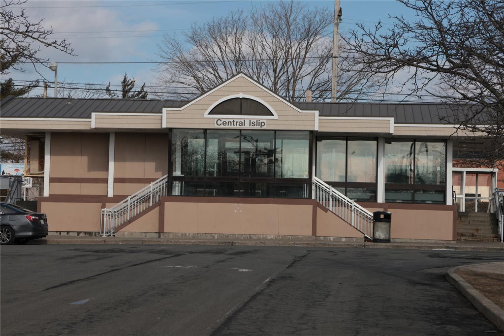 14 of 17 - 15 Goldenwood Circle, Central Islip, NY